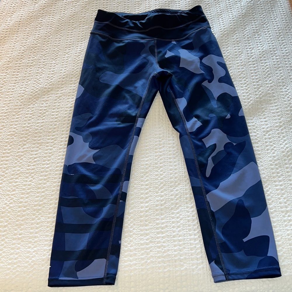 Athleta Ultimate Stash Pocket Blue Camo Capri Blue Leggings Womens